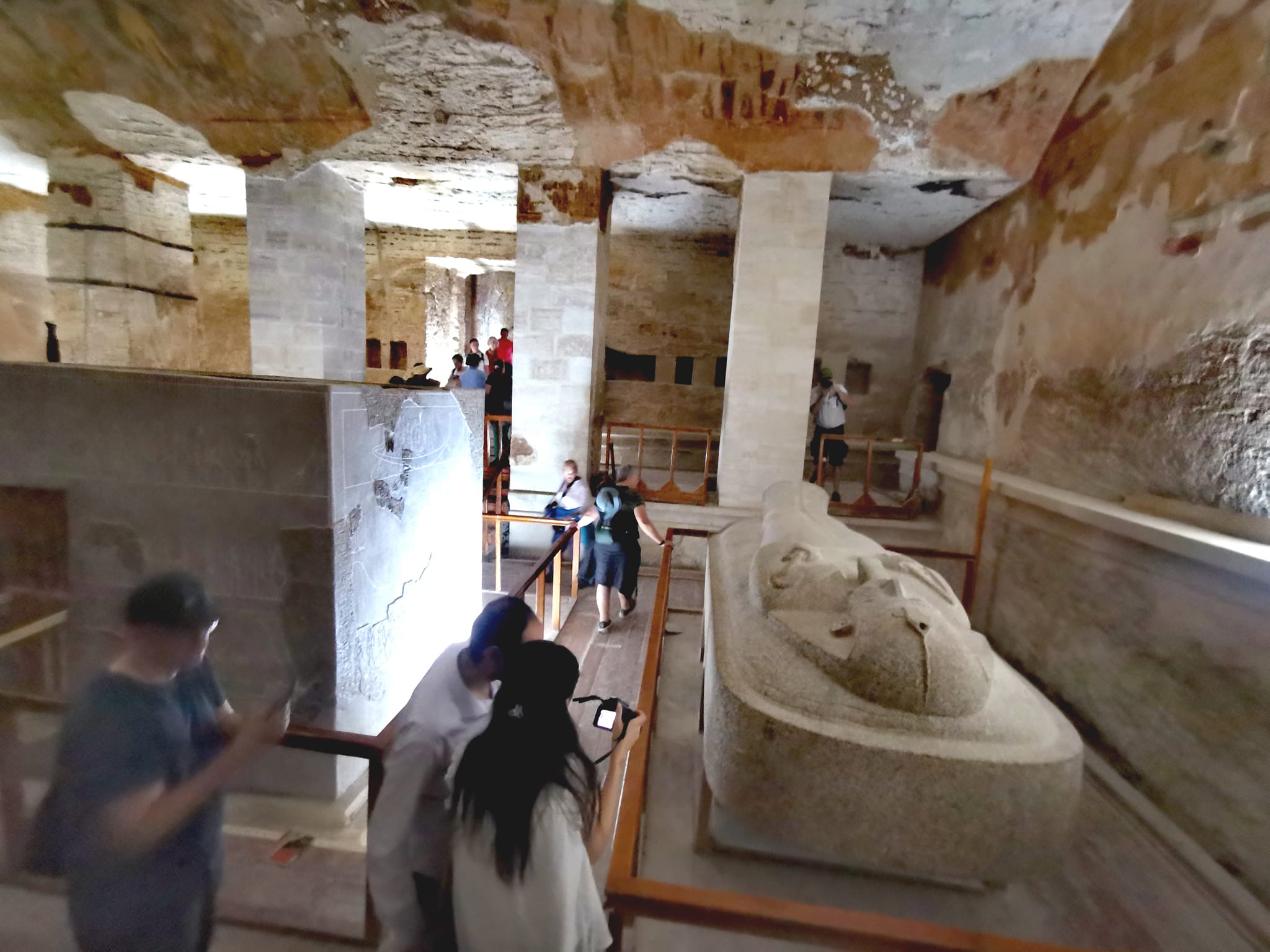 افواج السياح داخل مقبرة مرنبتاح بالأقصر