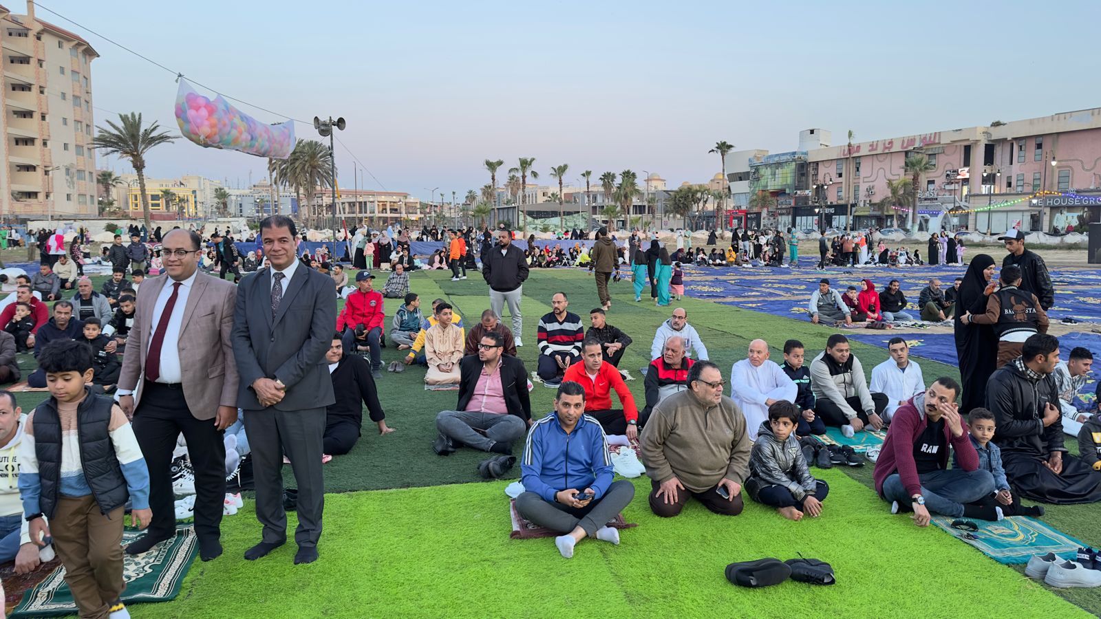 الآلاف يتوافدون على ساحة المعمورة لأداء صلاة عيد الفطر فى بورسعيد (3)