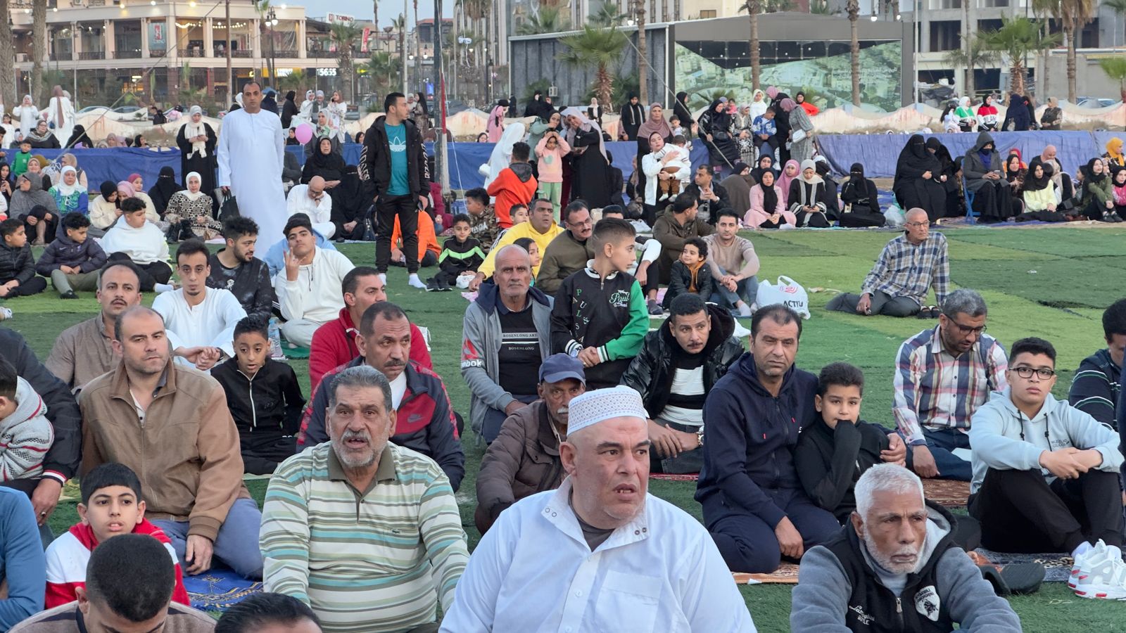 الآلاف يتوافدون على ساحة المعمورة لأداء صلاة عيد الفطر فى بورسعيد (6)