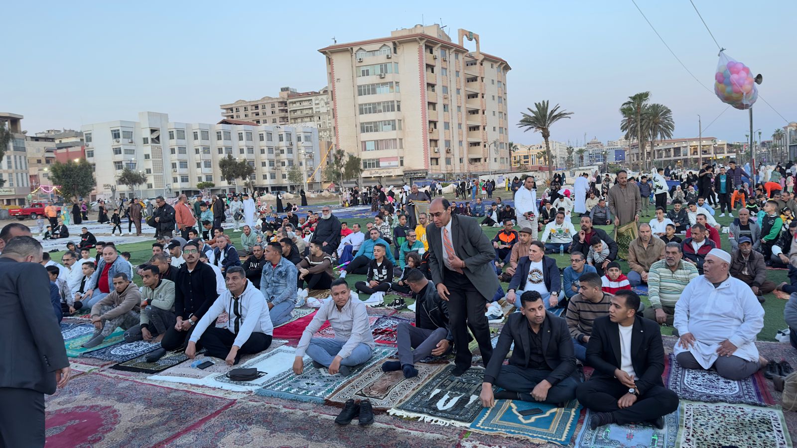 الآلاف يتوافدون على ساحة المعمورة لأداء صلاة عيد الفطر فى بورسعيد (7)