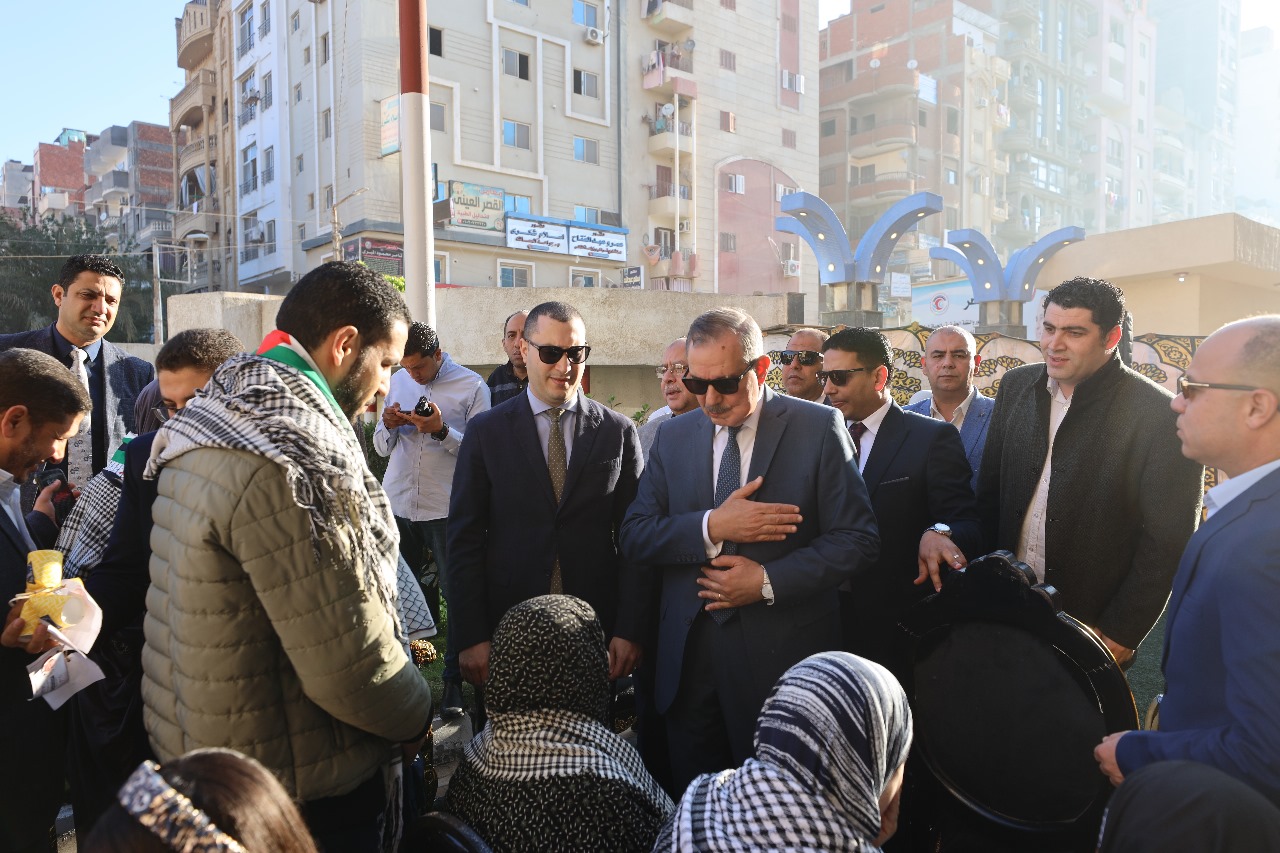 محافظ كفر الشيخ مع أهالي غزة بالمستشفى العام