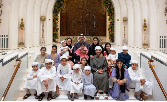 صورة عائلية تجمع رئيس الإمارات وأبنائه وأحفاده