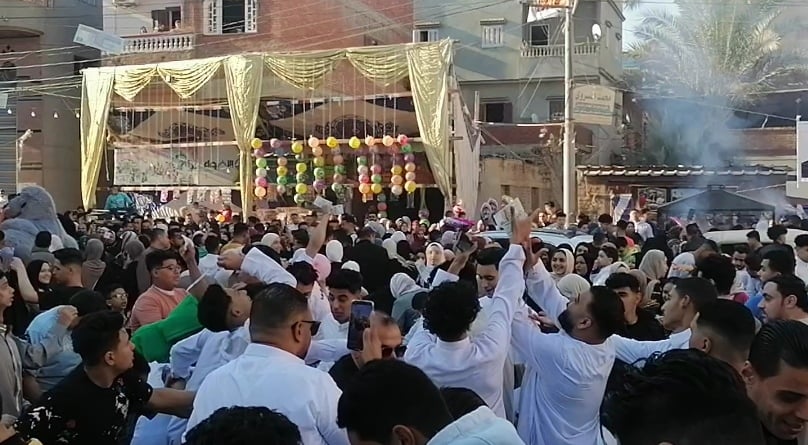 تجمع المواطنون فى العيد