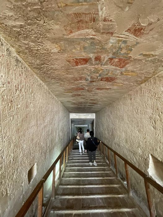 رحلة السياح داخل مقبرة مرنبتاح بالبر الغربى