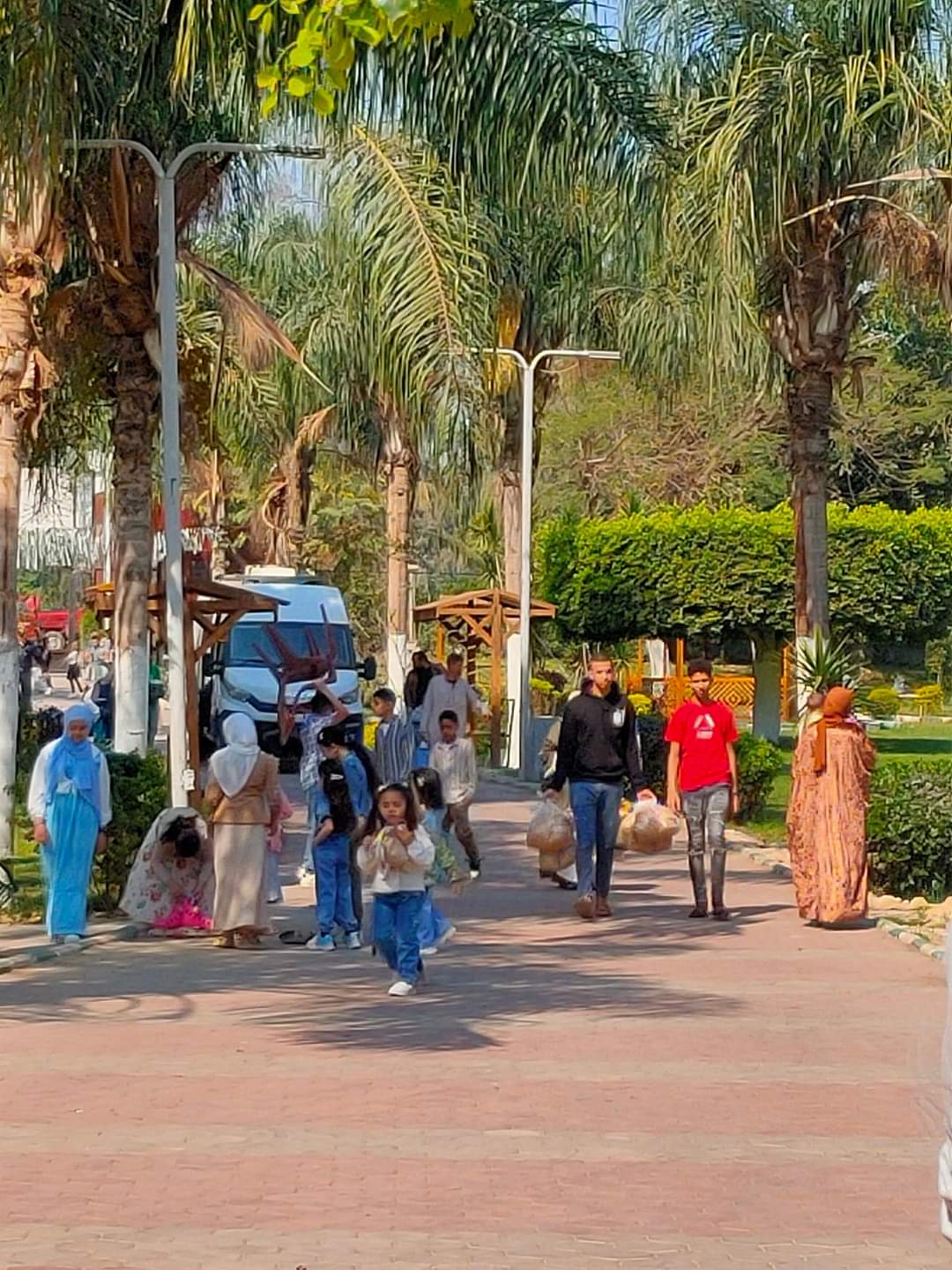 حدائق القناطر الخيرية تستقبل المواطنين والأسر في ثاني أيام عيد الفطر (5)
