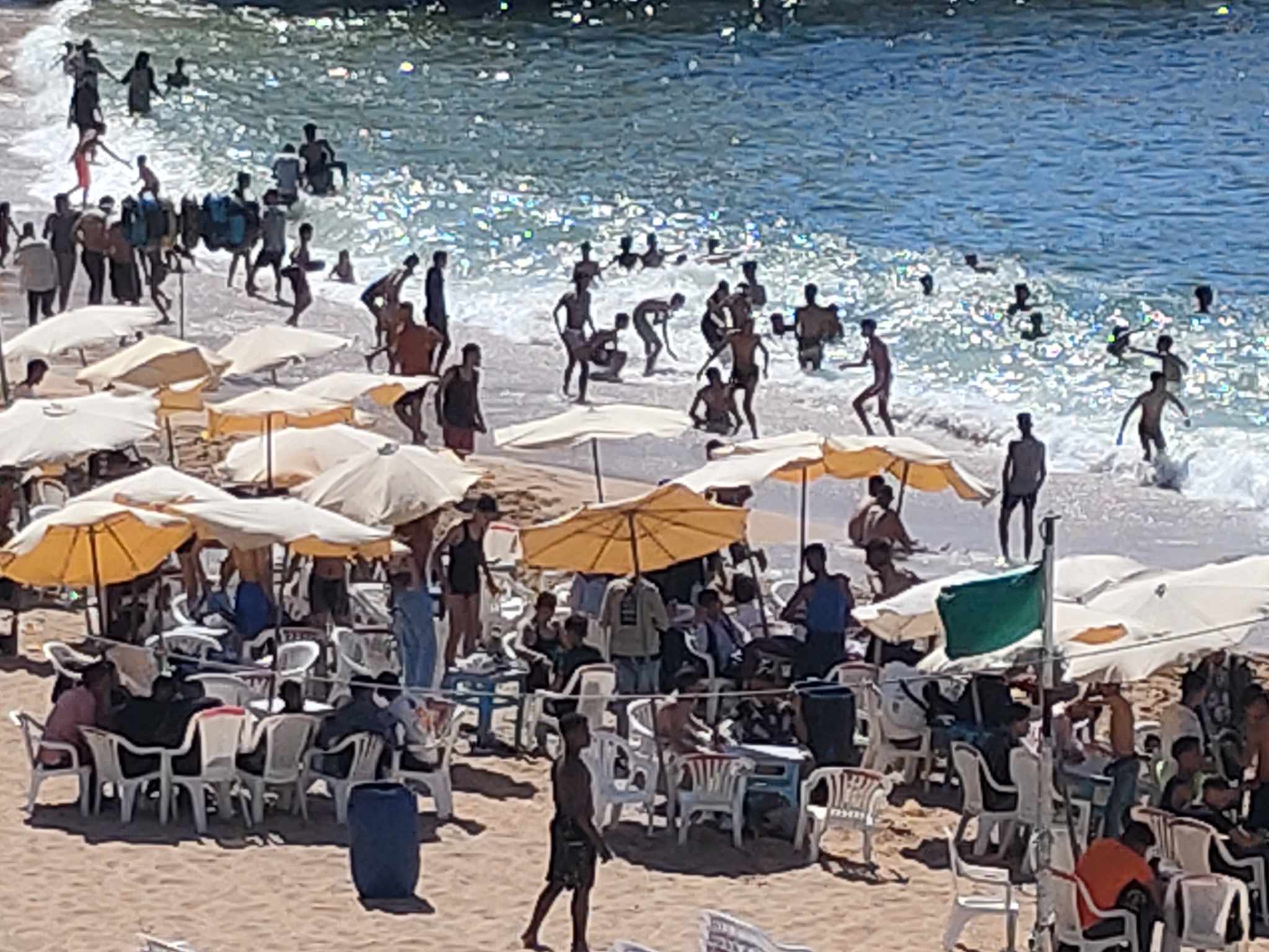 توافد المواطنين علي الشواطئ وتحسن الأحوال الجوية ثان أيام عيد الفطر بالإسكندرية