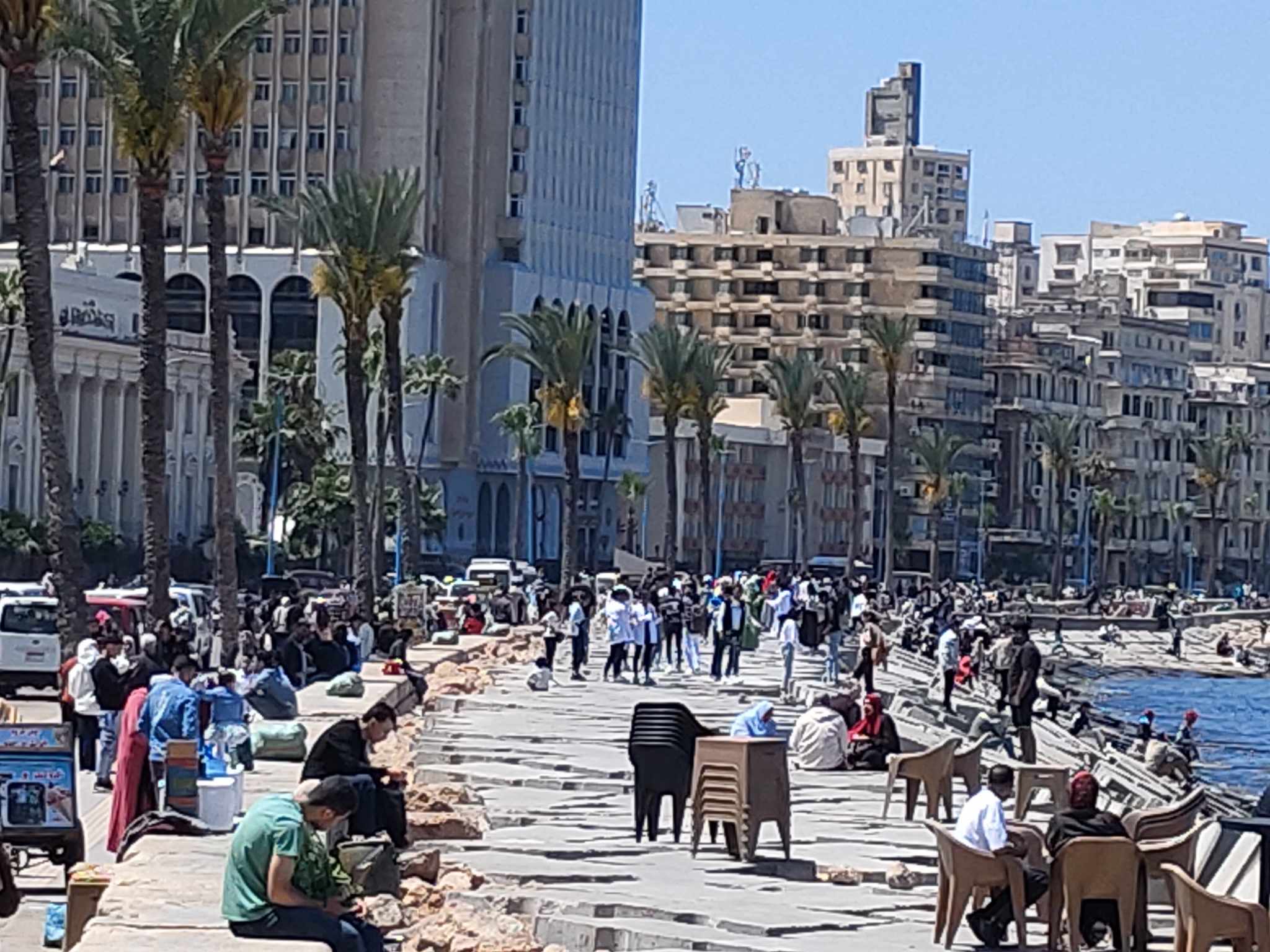 المواطنين علي كورنيش الإسكندرية ثان أيام عيد الفطر