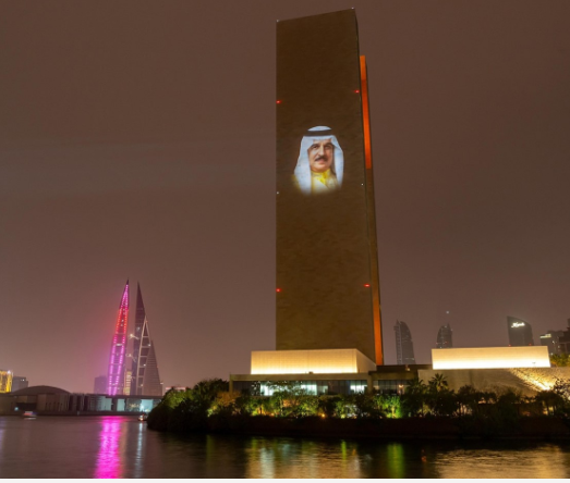 صور الملك فوق مبانى البحرين