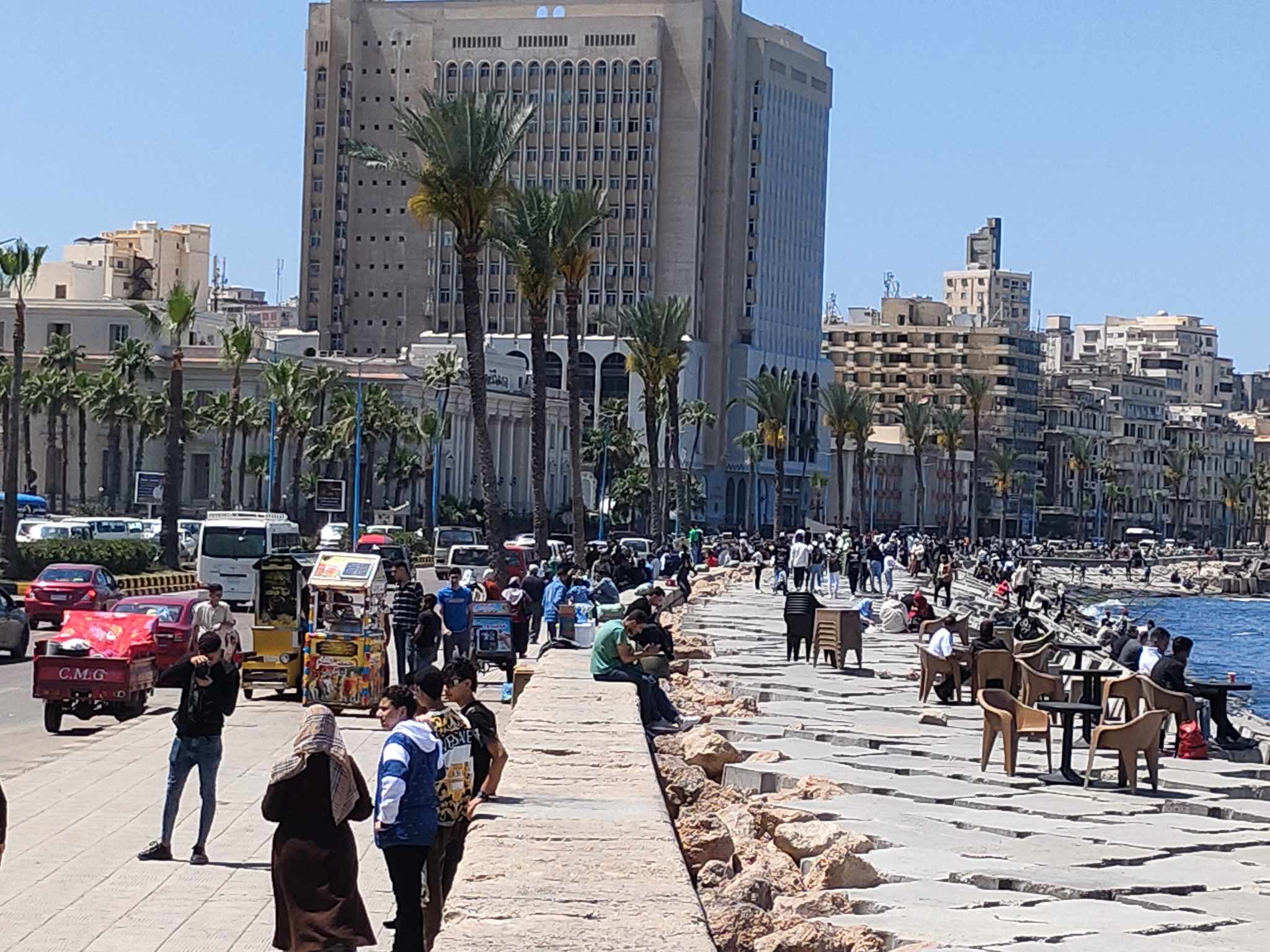 توافد المواطنين علي الكورنيش بالإسكندرية ثاني ايام عيد الفطر