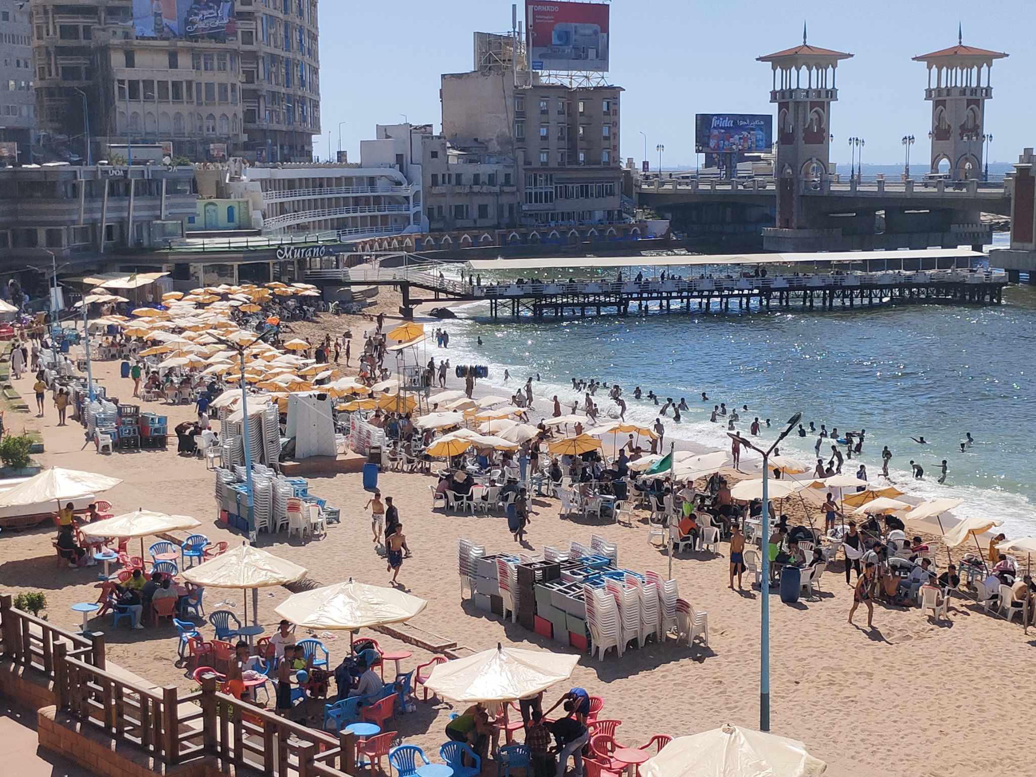 اقبال علي شواطئ الإسكندرية ثاني ايام عيد الفطر