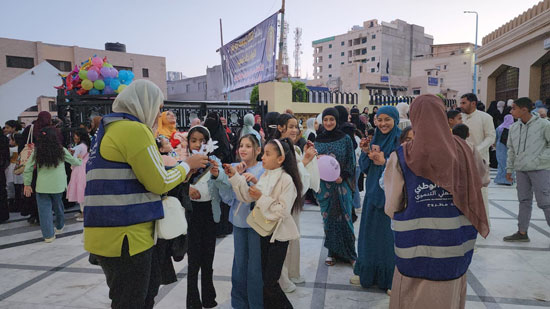 توزيع الهدايا على الأطفال خلال صلاة العيد