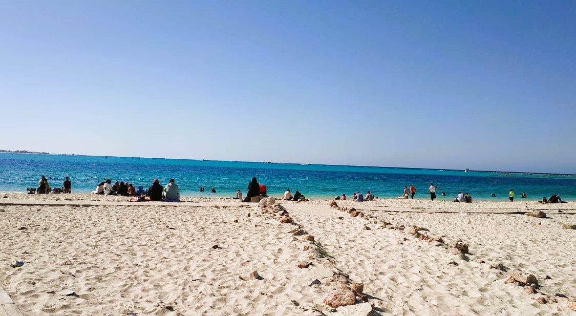 شاطئ مطروح العام يستقبل المواطنين ثالث ايام العيد