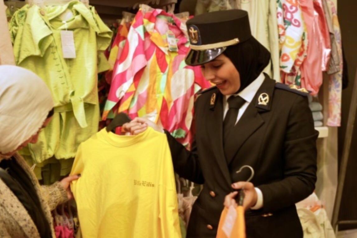 الشرطة تشتري ملابس العيد للايتام
