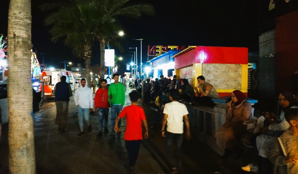 اقبال المواطنين على كورنيش مطروح رابع ايام العيد