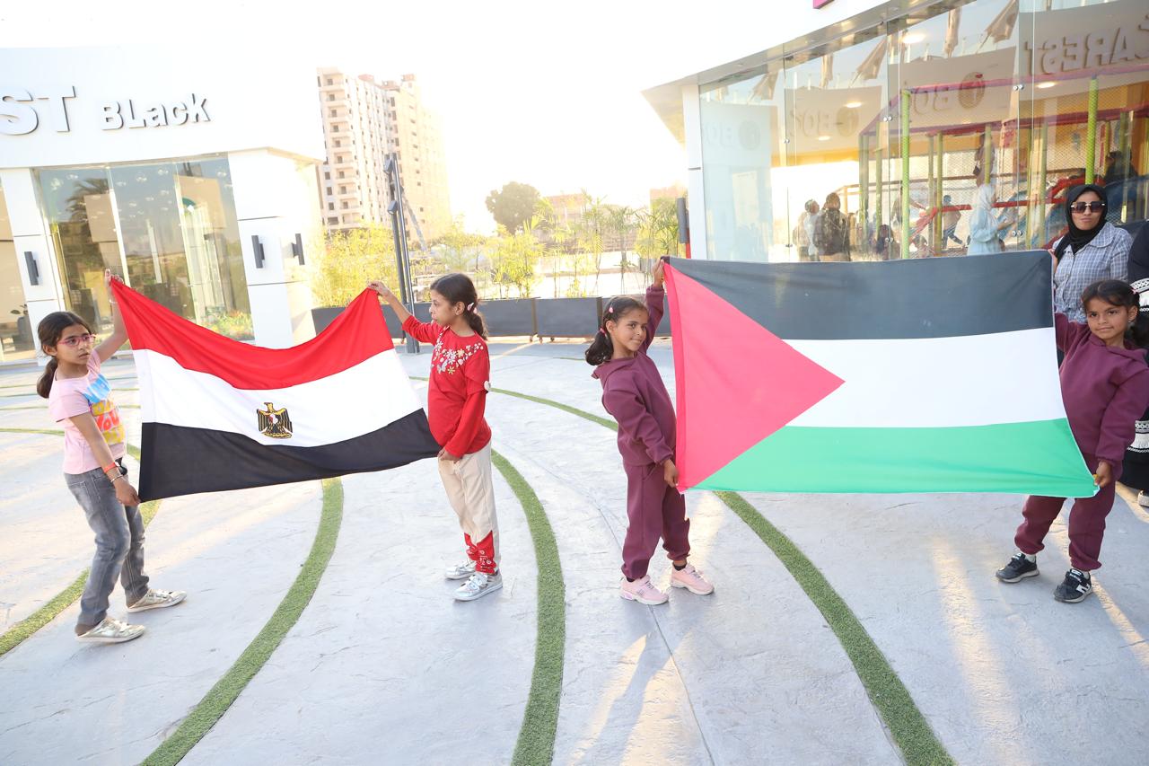 الأطفال يرفعون علمى مصر وفلسطين