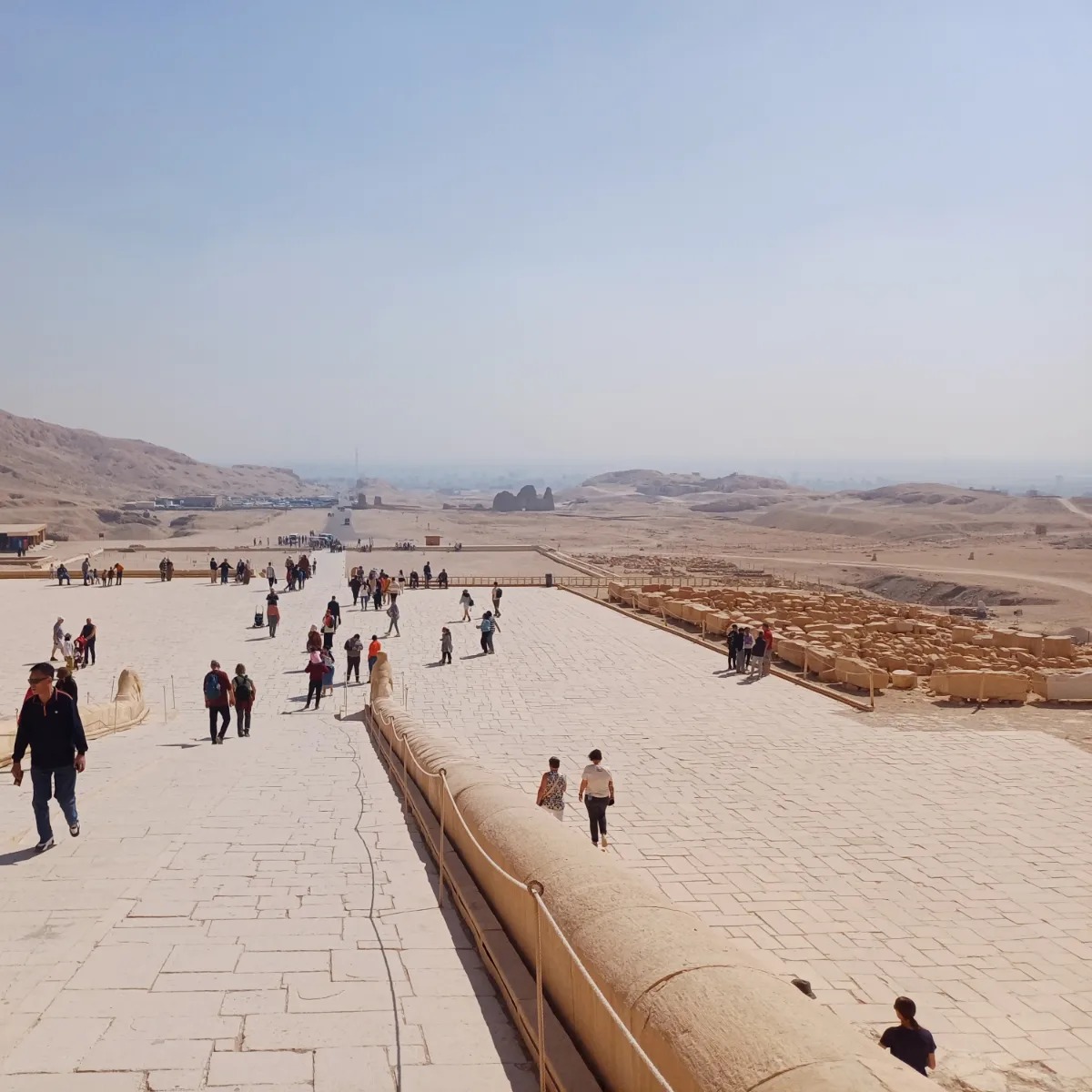 التوافد من سياح العالم فى معبد الملكة حتشبسوت