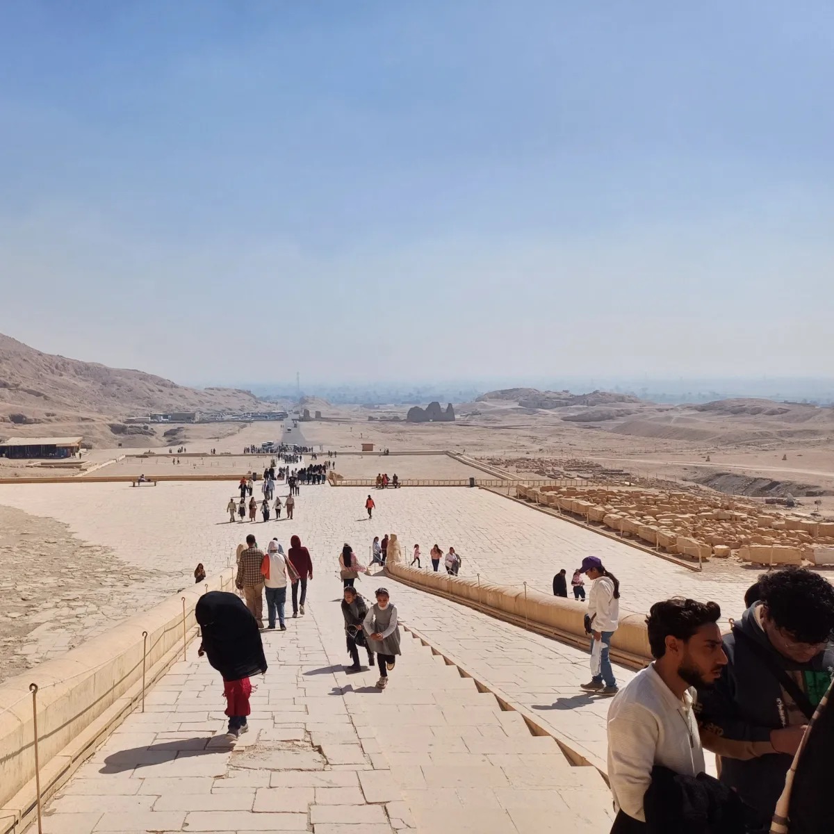 جانب من زيارات السياح بمعبد حتشبسوت