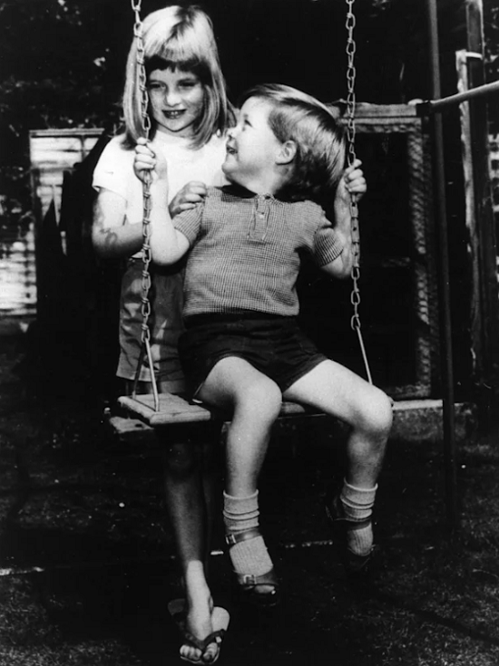 الأميرة الشابة ديانا تدفع شقيقها الصغير تشارلز سبنسر على الأرجوحة