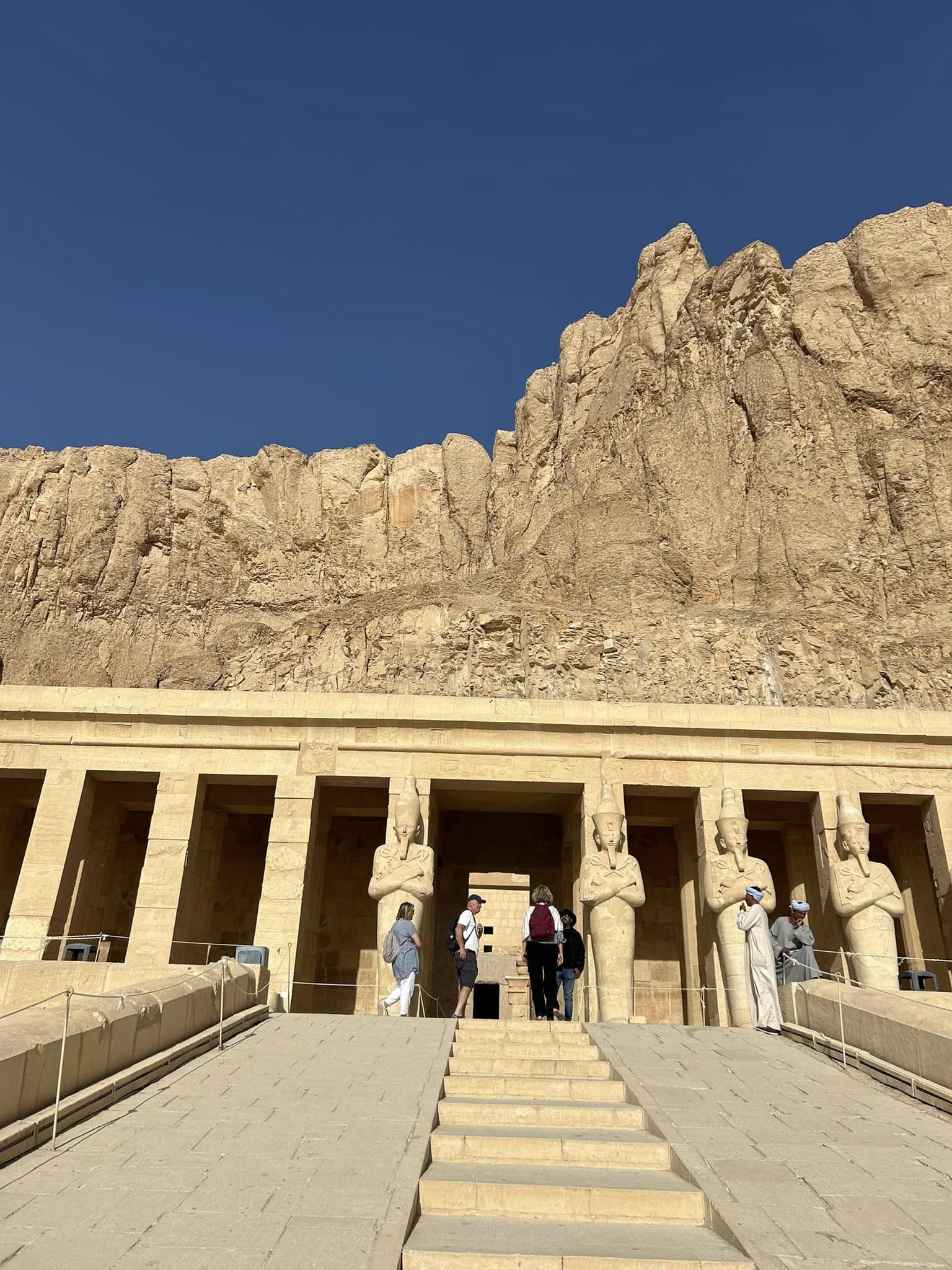 جانب من زيارات السائحين بمعبد حتشبسوت