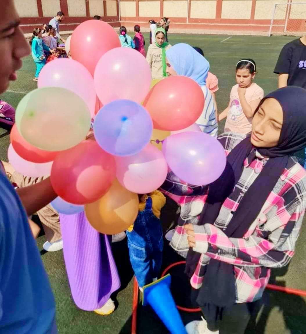 توزيع البالونات على الأطفال في اليوم الخامس من أيام عيد الفطر