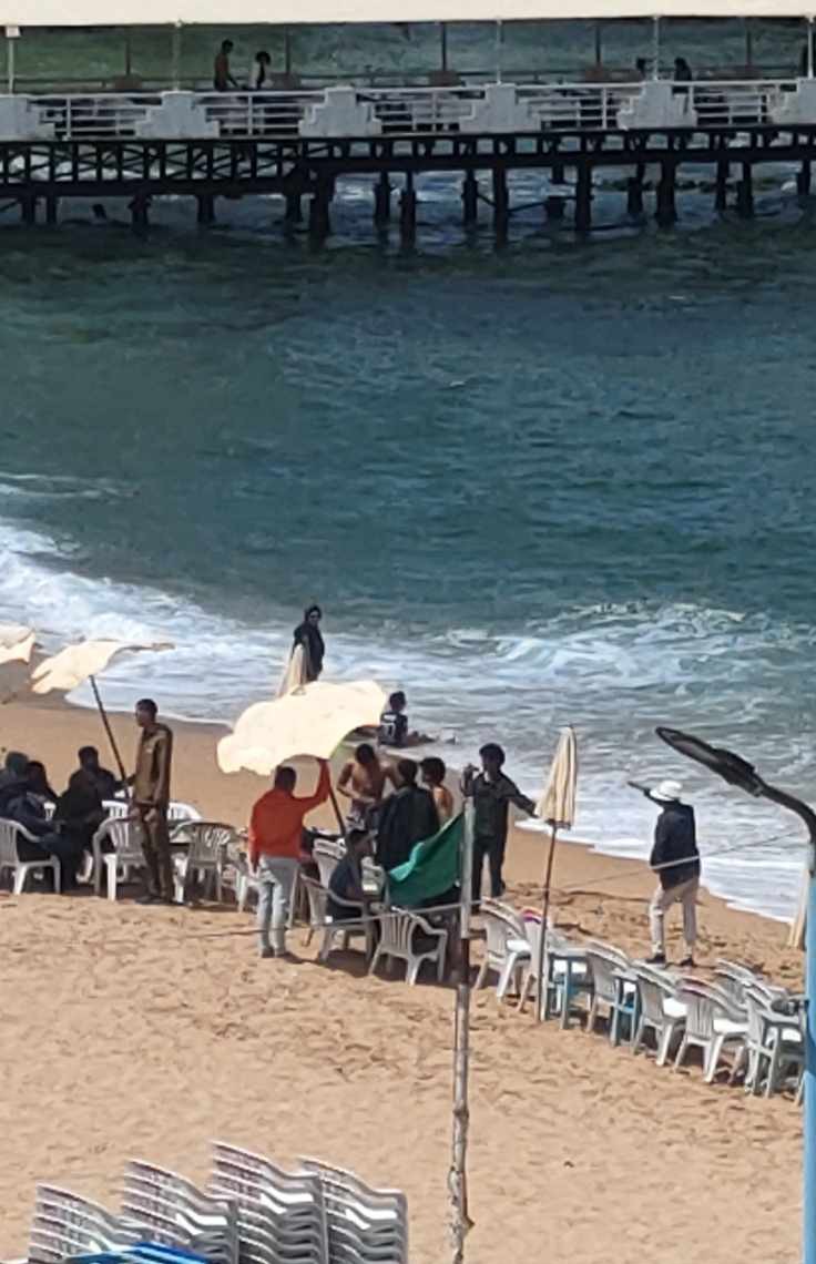 توافد المواطنين علي الشواطئ وتحسن الطقس في الإسكندرية