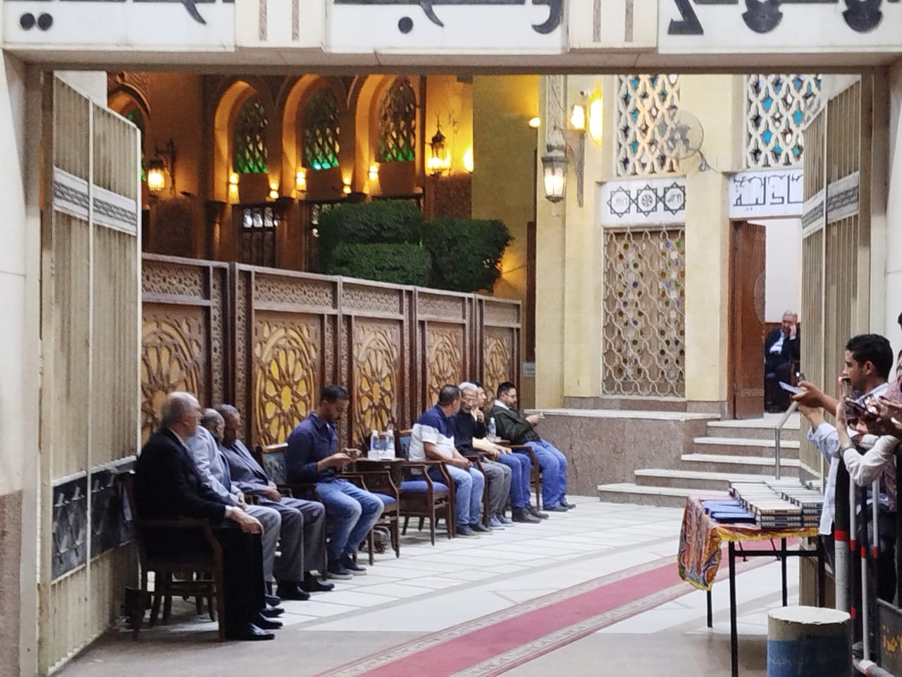 أسرة الراحلة شيرين سيف النصر تستقبل عزائها بمسجد الحامدية الشاذلية في غياب الفنانيين (1)