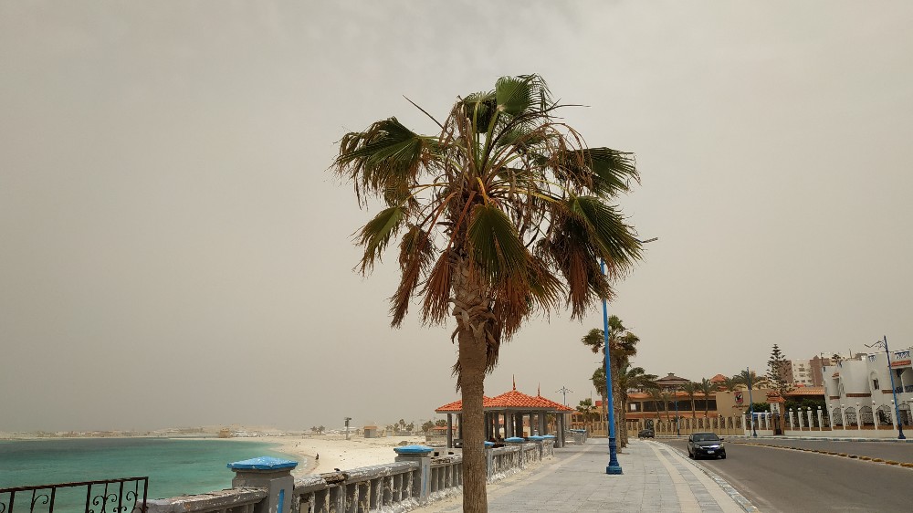 شواطئ مطروح خالية من المواطنين بسبب سوء الطقس