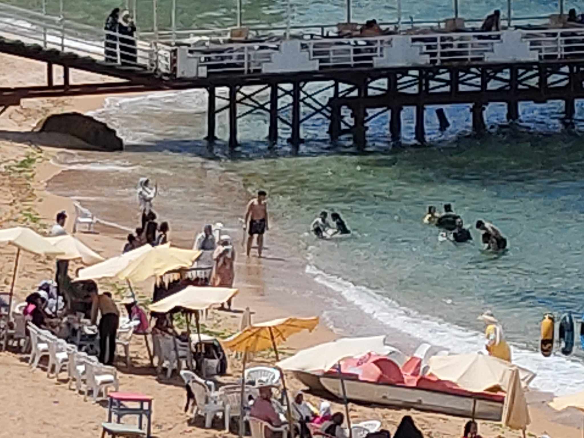 المواطنين يستمتعون بالطقس الحار داخل شواطئ الإسكندرية