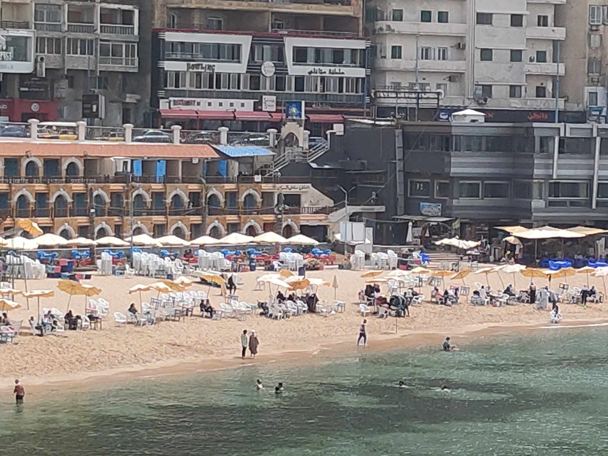 المواطنين يستمتعون بالبحر  بسبب ارتفاع درجات الحرارة بالإسكندرية