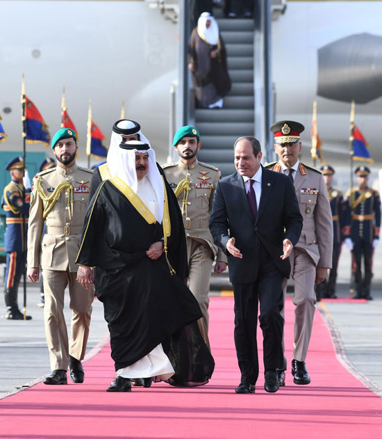 الرئيس السيسى يستقبل ملك البحرين فى مطار القاهرة