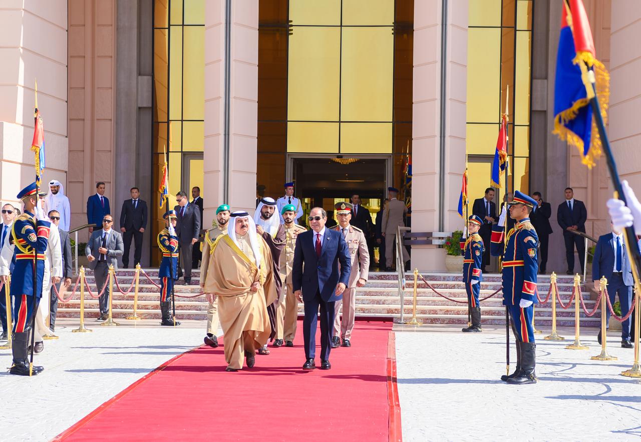 الرئيس السيسى يودع ملك البحرين بمطار القاهرة الدولي