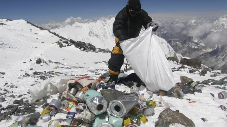 إزالة القمامة من قمة جبل إيفرست