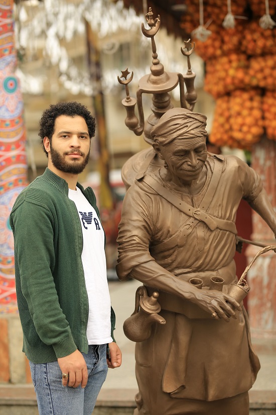 عبد الرحمن بجانب التمثال