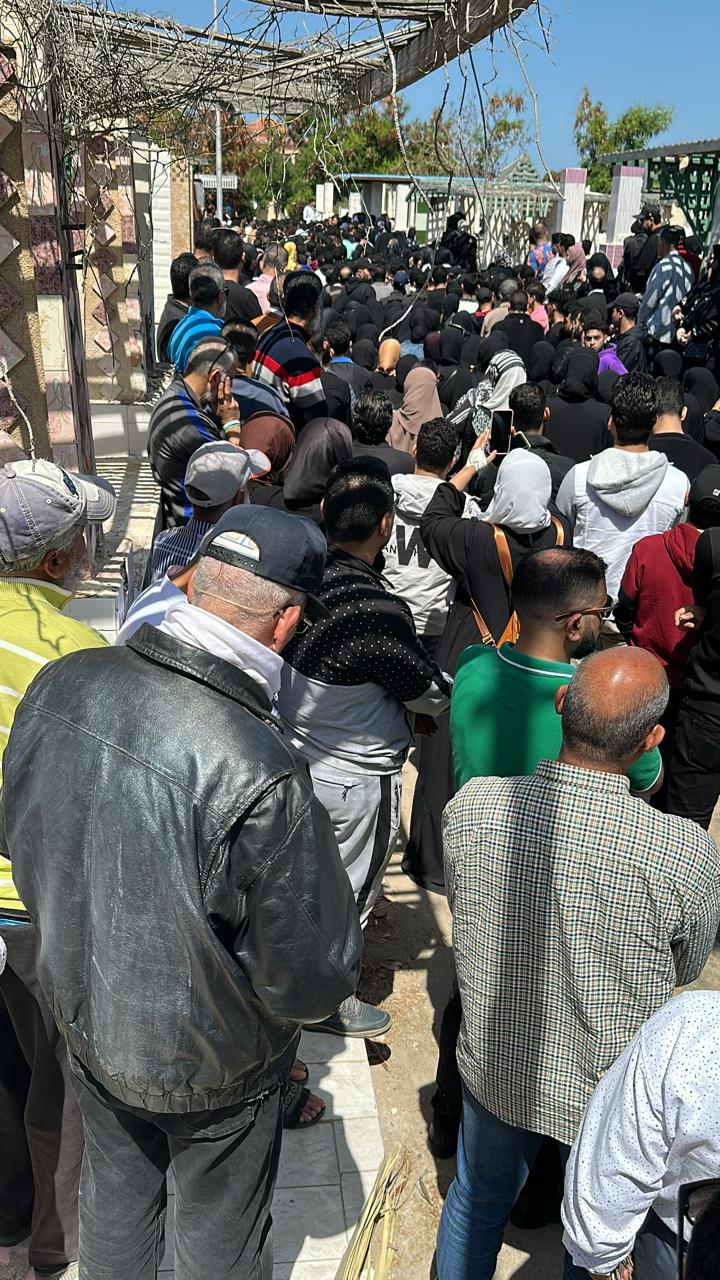 أعداد كبيرة بالمقابر أعداد كبيرة بالمقابر