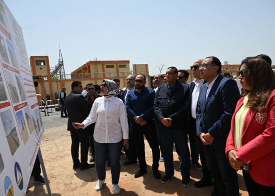 رئيس الوزراء يستمع الى شرح لتنمية محافظة دمياط