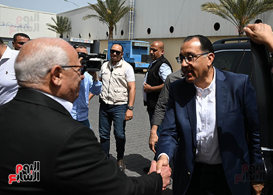 رئيس الوزراء يصافح محافظ بورسعيد