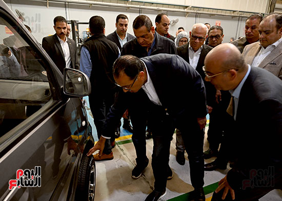 رئيس الوزراء مصطفى مدبولى داخل مصنع بيراميدز فى بورسعيد