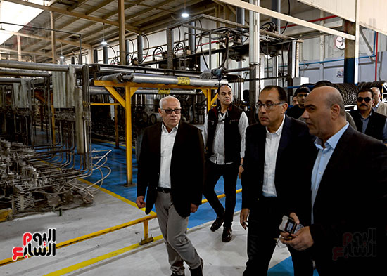 رئيس الوزراء يتفقد مصنع الإطارات فى بورسعيد