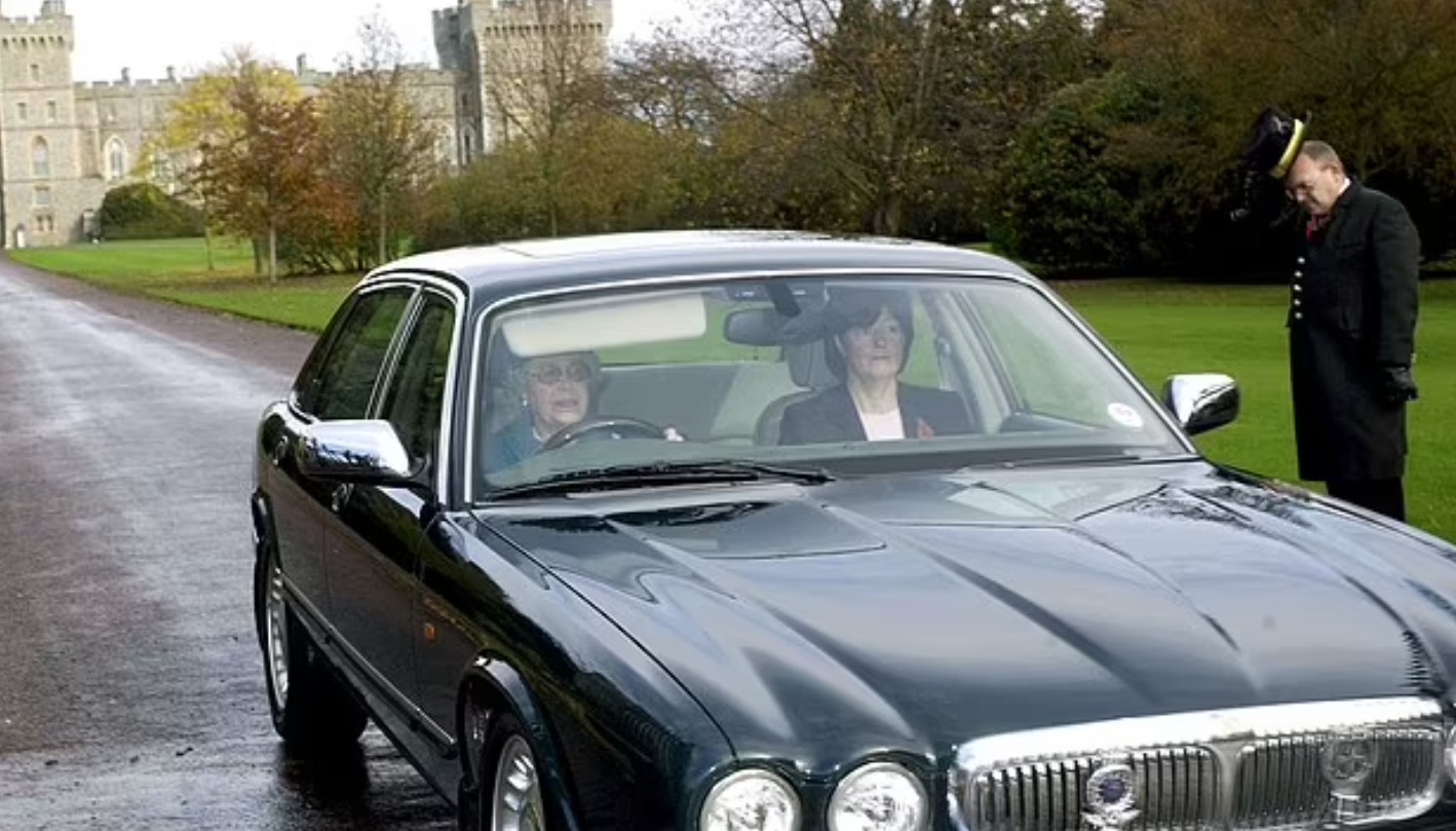 صورة للملكة اليزابيث فى السيارة