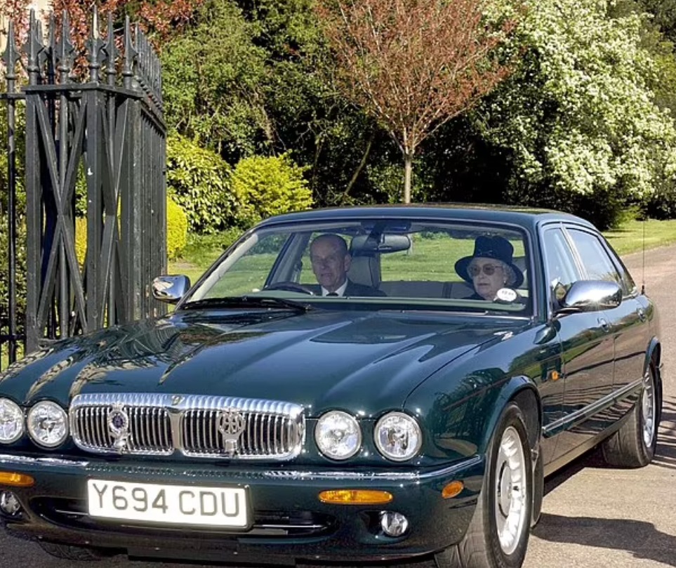 الملكة اليزابيث وزوجها الراحل الأمير فيليب فى السيارة