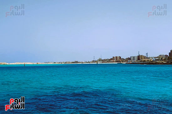صورة ترصد واجهة مدينة مطروح وشاطئ روميل وبينها البحر