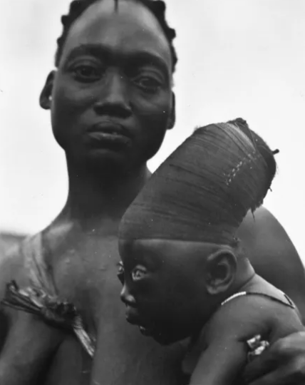 امرأة من مانجبيتو مع طفلها مقيد الرأس