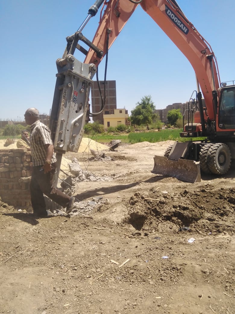 مدينة أرمنت تنفذ 3 حالات تعدى على 700 متر