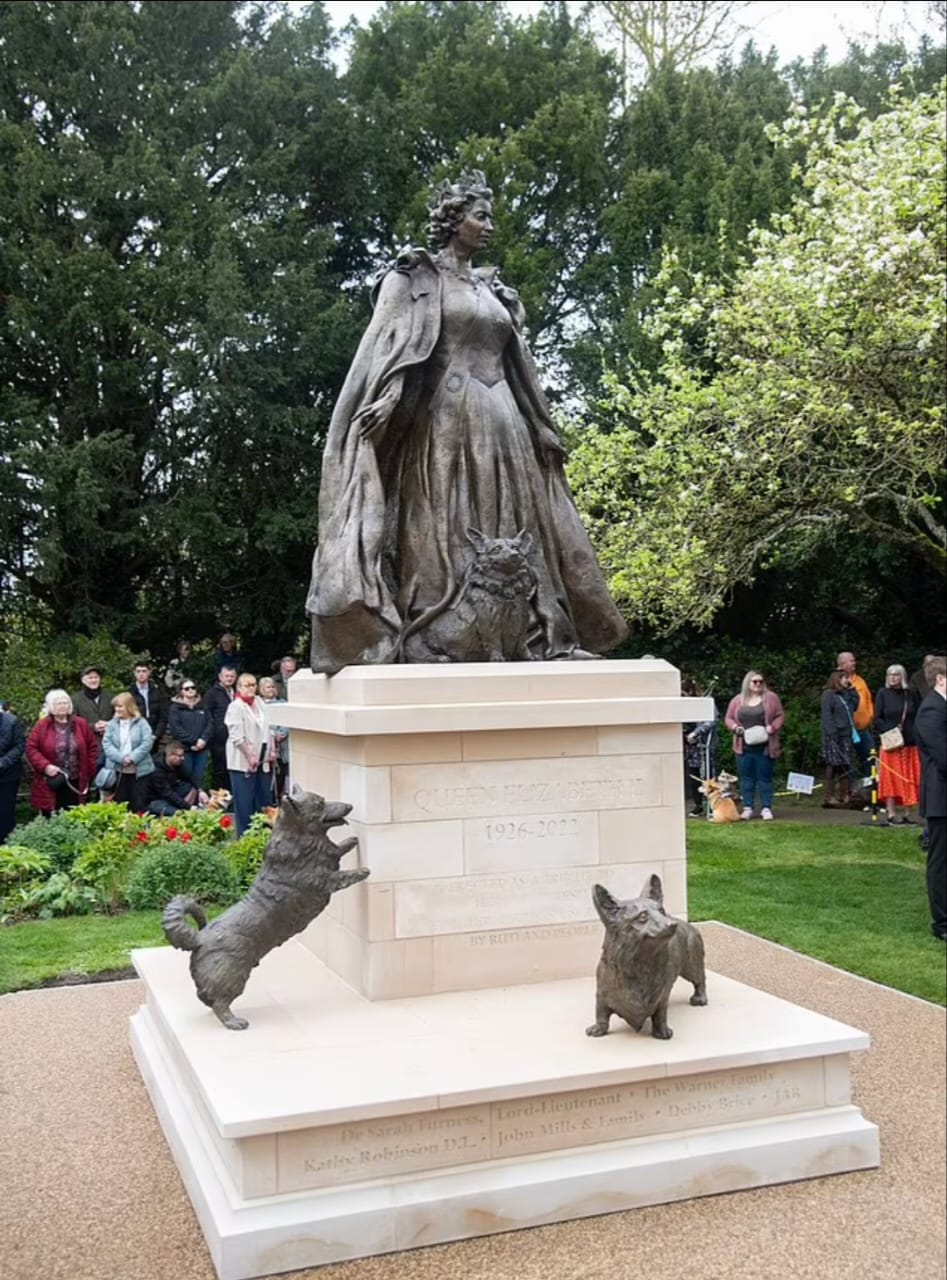 تمثال لتكريم الملكة الراحلة اليزابيث