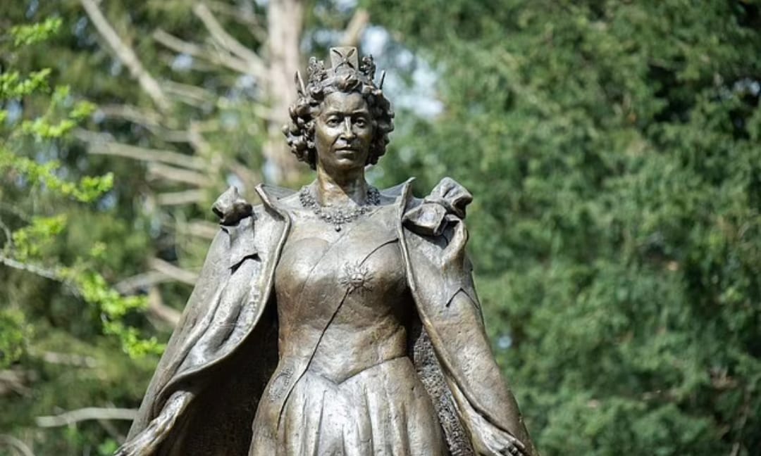 89886-تمثال-الملكة-اليزابيث-الثانية