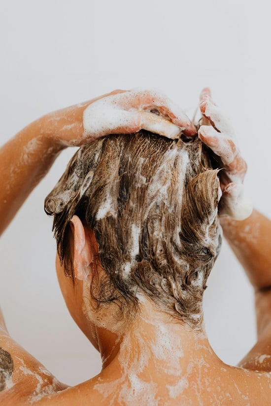 وصفات طبيعية لتنظيف فروة الرأس