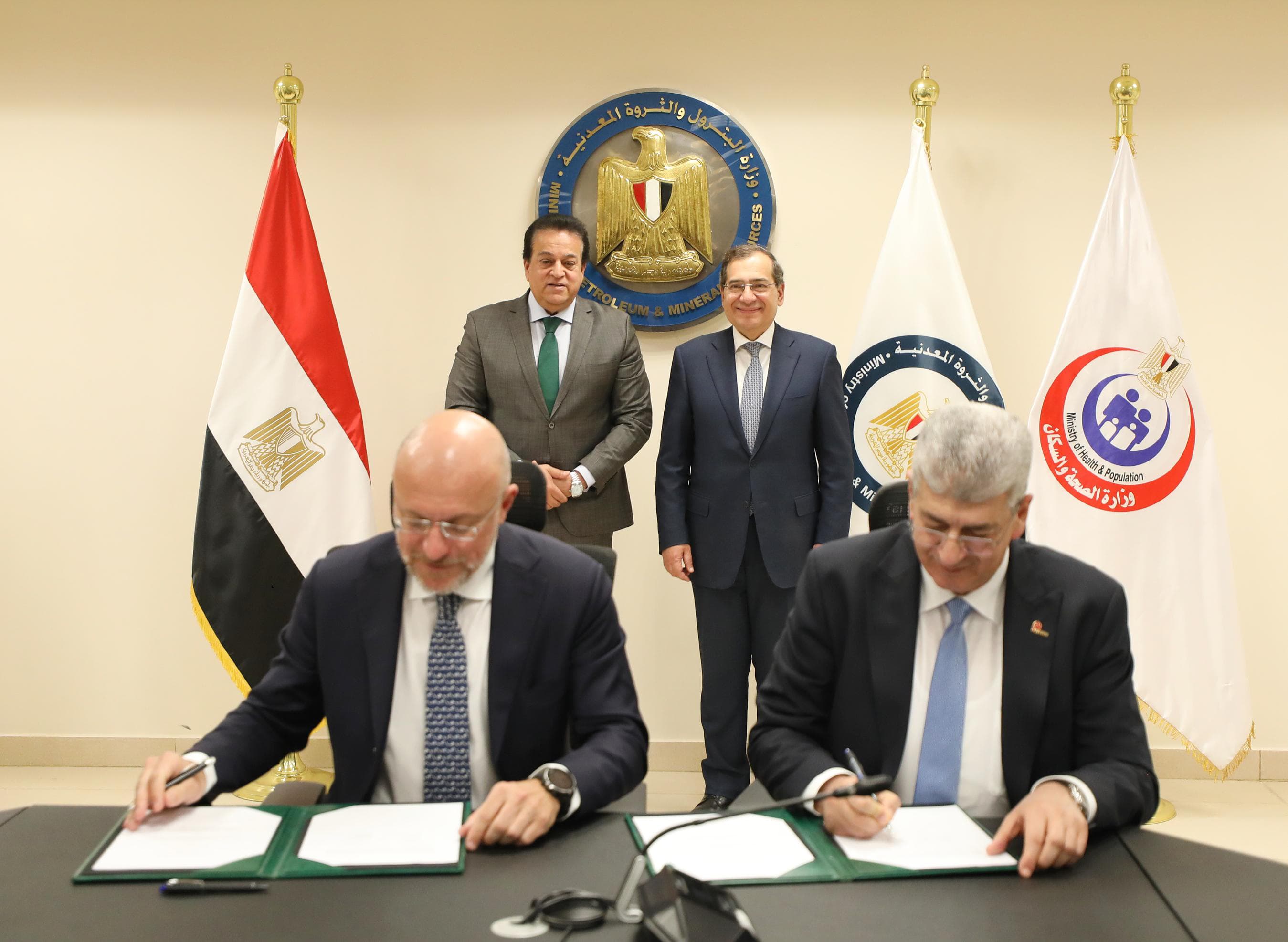وزيرا البترول والصحة يشهدان توقيع الاتفاقية بشأن تجديد وتطوير قسم الحروق بمستشفى السلام ببورسعيد
