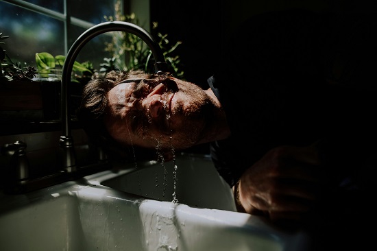 غسل الوجه بالماء