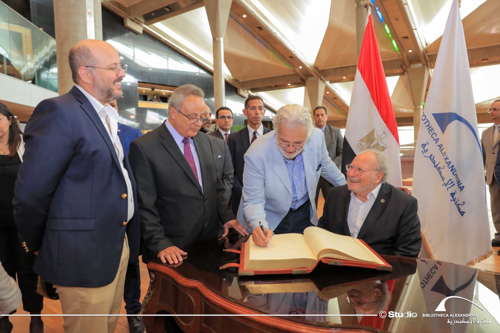 الملك السابق أحمد فؤاد يزور مكتبة الإسكندرية (5)