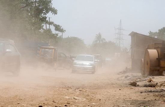 الغبار فى شوارع مدينة دكا